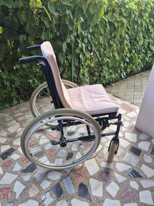 Scaun cu rotile pentru batrani