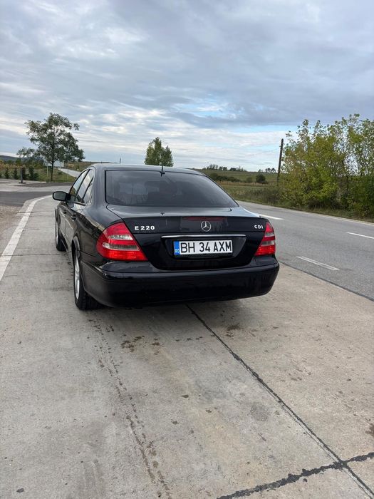 Mercedes    2005 E220