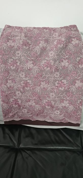 Fusta conica tafta nesifonabila si dantela fina cu Swarovski