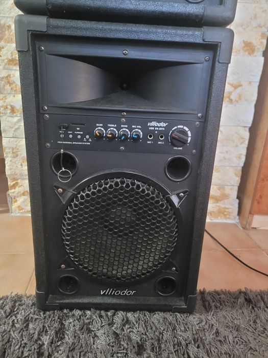 Boxe active cu stick și card.