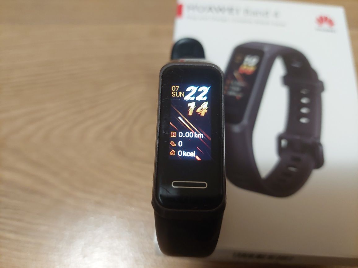 Huawei band 4 - фитнес гривна - часовник