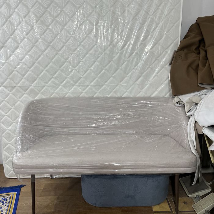 Диван новый на длинных ножках