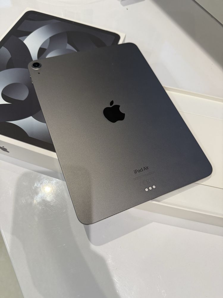 iPad Air 5th Gen (M1) 64GB Wi-Fi Space Gray - NOU, doar desigilat!