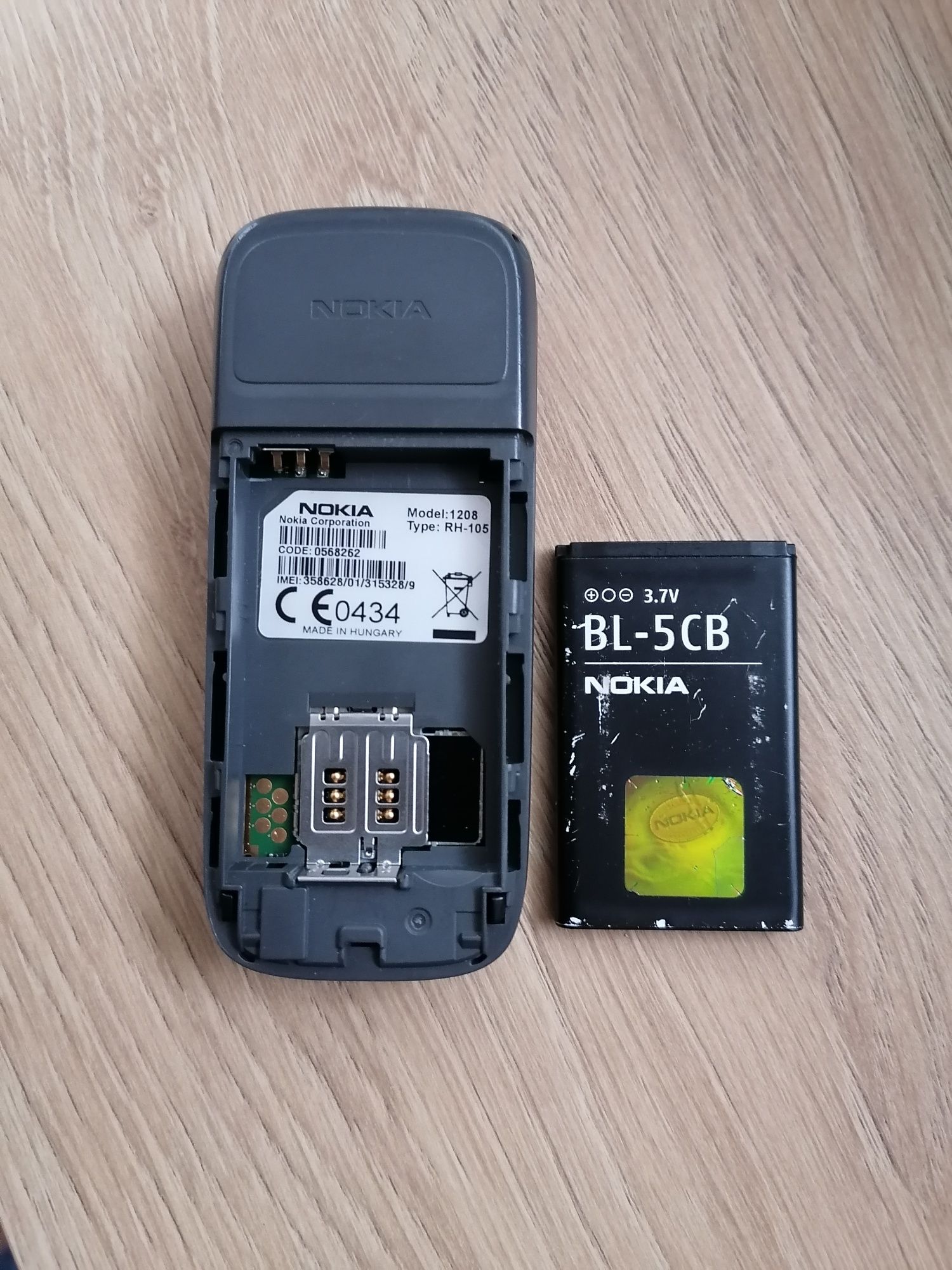 Продавам Nokia 1208.