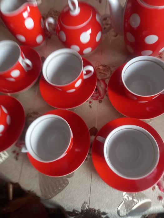 Servici de cafea rosu cu buline