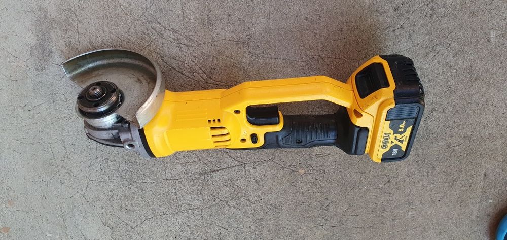 Flex dewalt pe baterii .