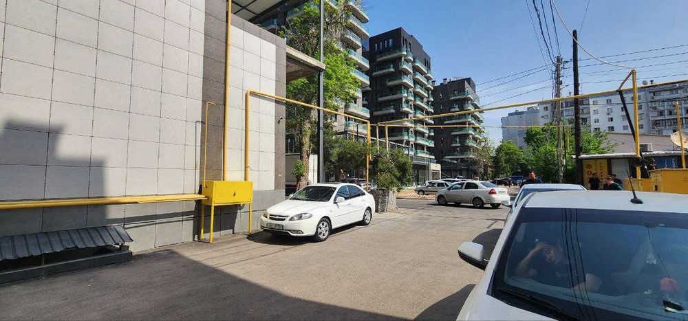 Аренда, есть своя площадка для летнего кафе Росс. Посольство