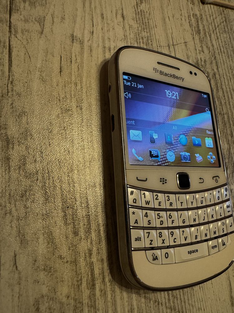 BlackBerry 9900  white