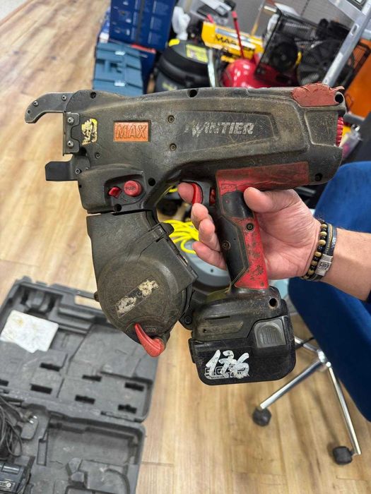 Masina de legat fier-beton RB441T MAX cu incarcator si 2 acumulatori