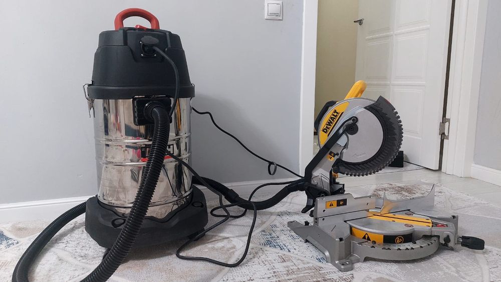 Установка плинтуса укладка  ламинат тв зона дикор панель