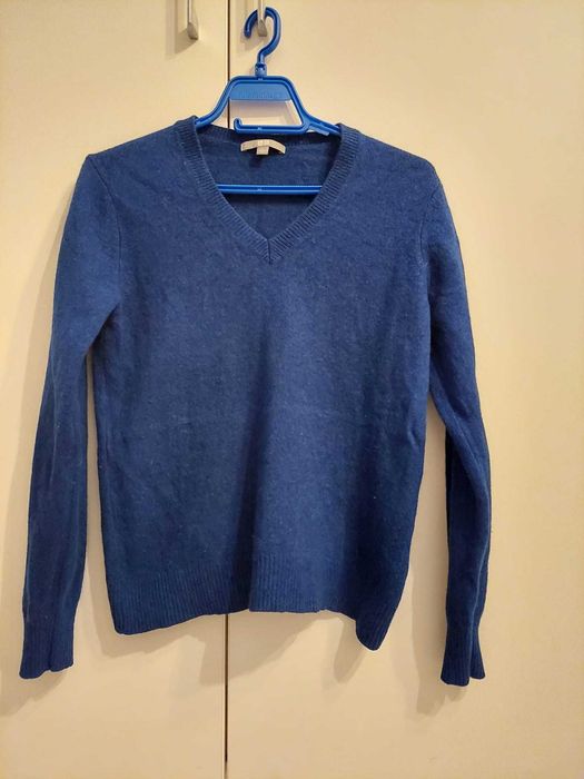 Продавам вълнени пуловери.