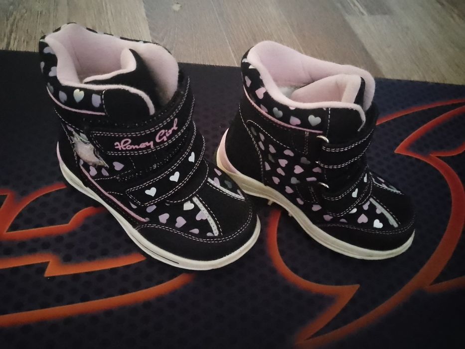 Продается детская обувь зимние сапоги. Состояние отличное.