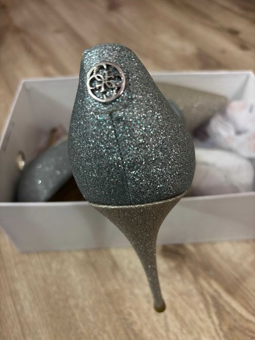 Лимитирани официални обувки на Guess