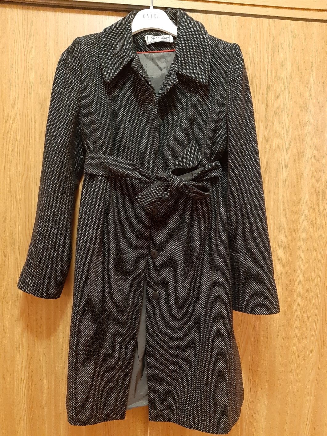 Palton negru, in carouri, masura 36-38