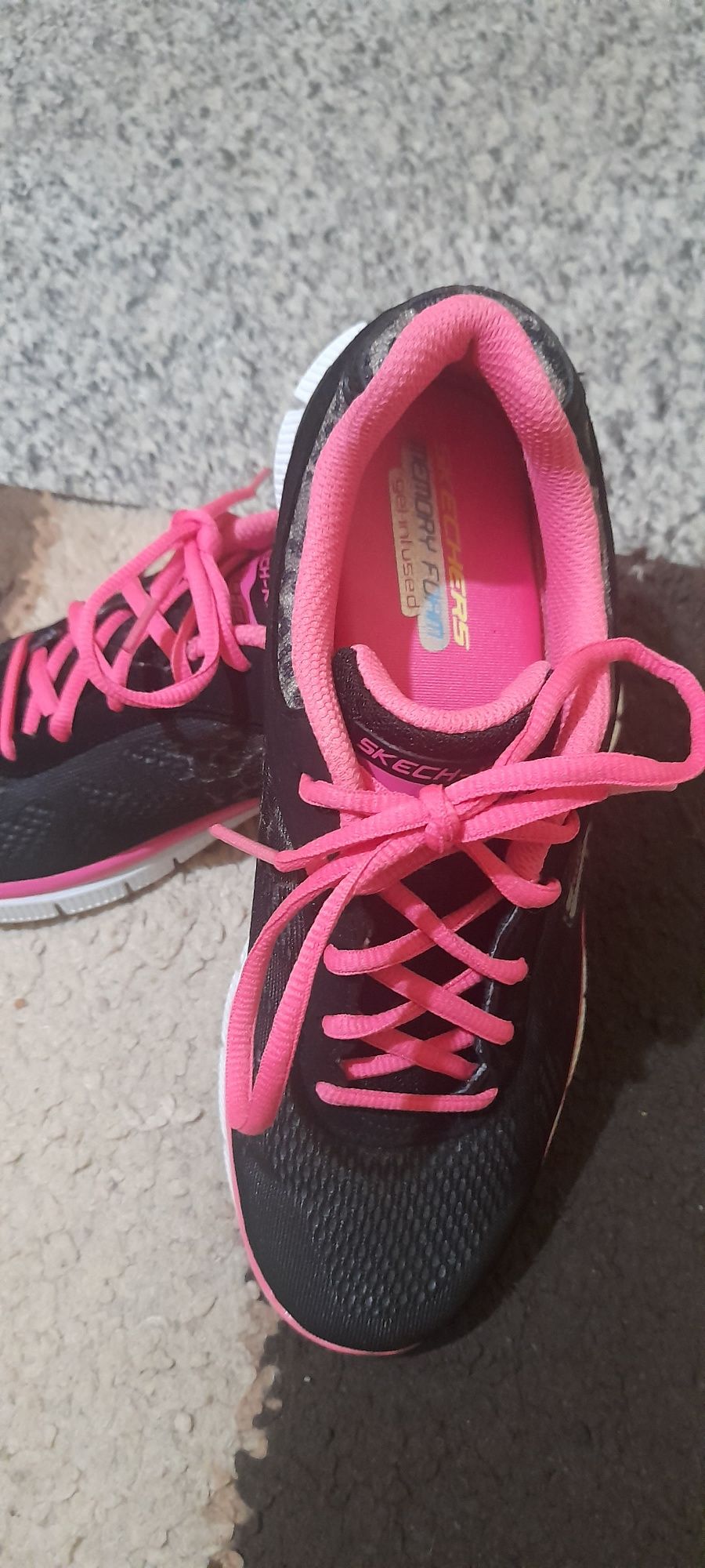 Vând urgent adidasi skechers mărime 38