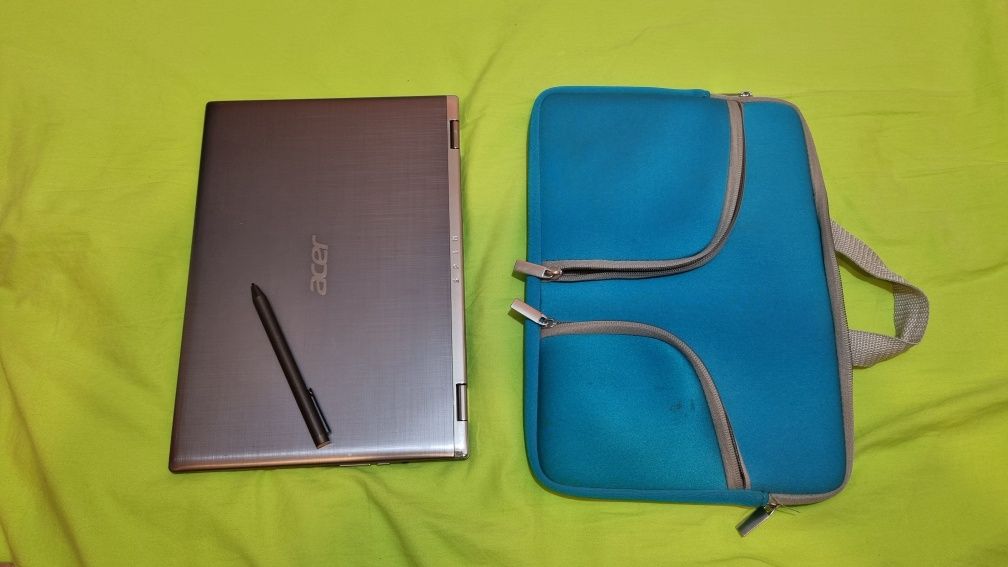 Laptop ACER cu touchscreen