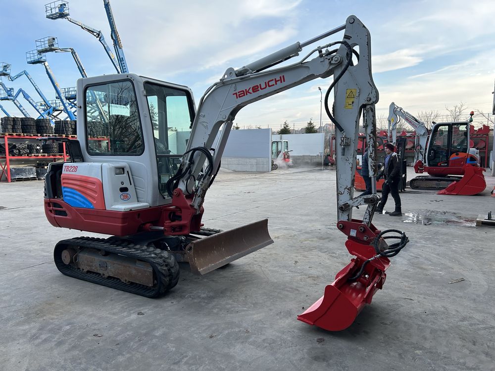 Execut lucrari cu mini excavator de 3t si basculabila de 3,5 t