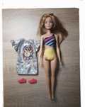 Papusa barbie cu haine de schimb