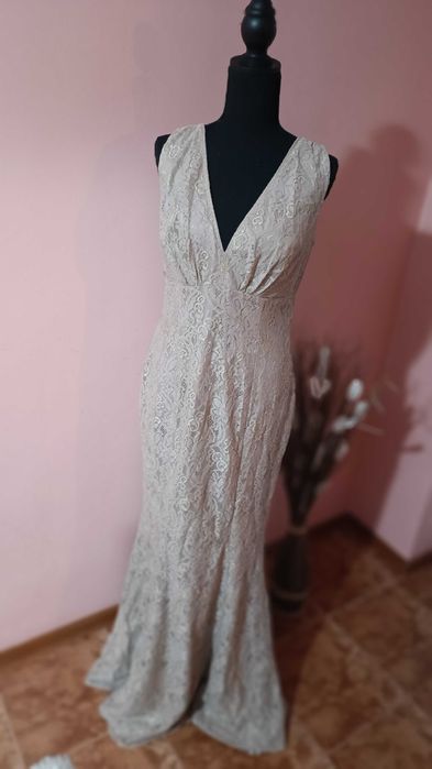 Rochie lungă elegantă din dantelă bej-champagne, cu decolteu în V