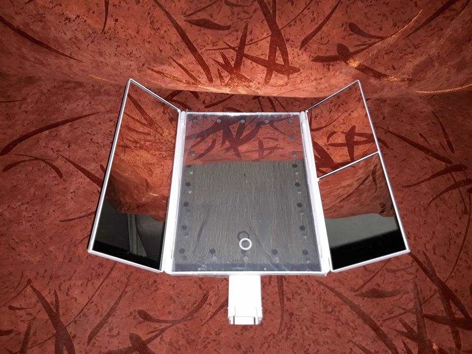 Продавам НОВО голямо LED ОГЛЕДАЛО + интересен подарък