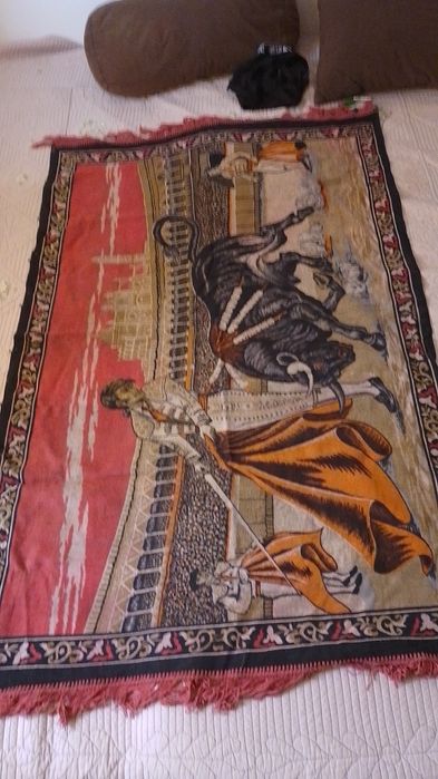 Carpeta din epoca de aur reprezentand lupta toreadorului in arenele ro