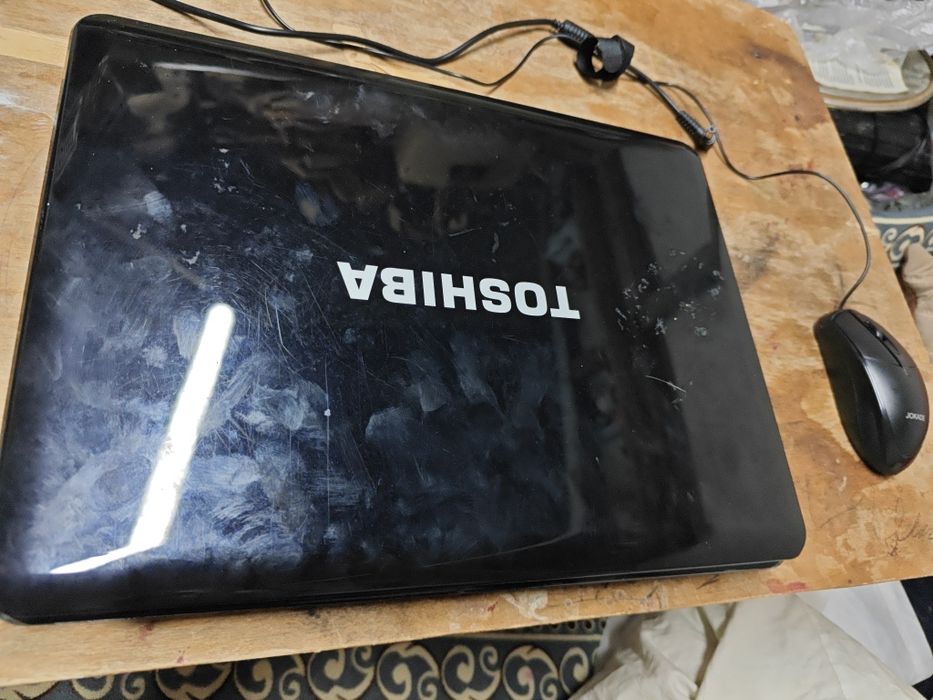 Toshiba продою ноутбук очень старая модель работающи