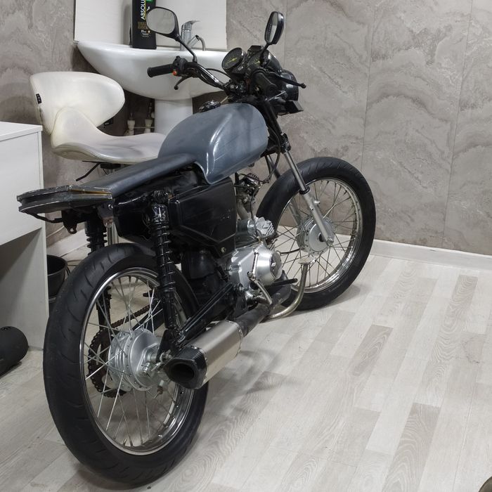 Moto kawasaki sotiladi