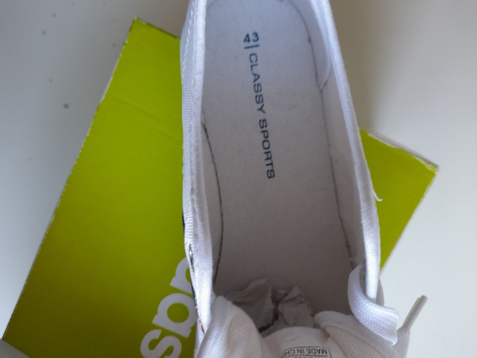 Pantofi sport noi cu eticheta