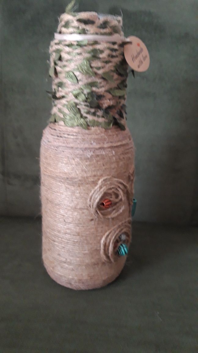Vaza handmade cu motiv fluture, din sfoara si sticla
