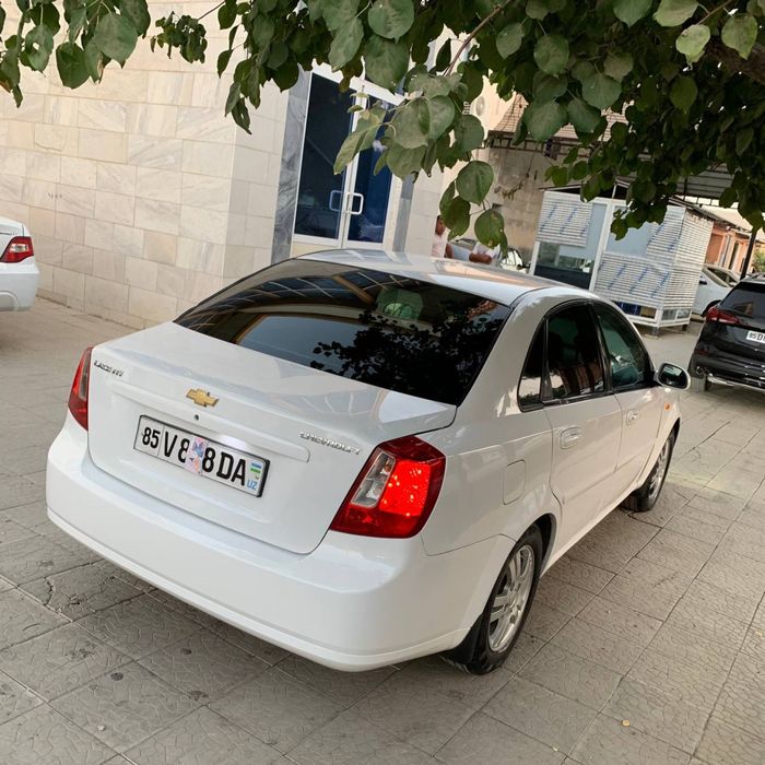 Lasetti 1.8 sotiladi