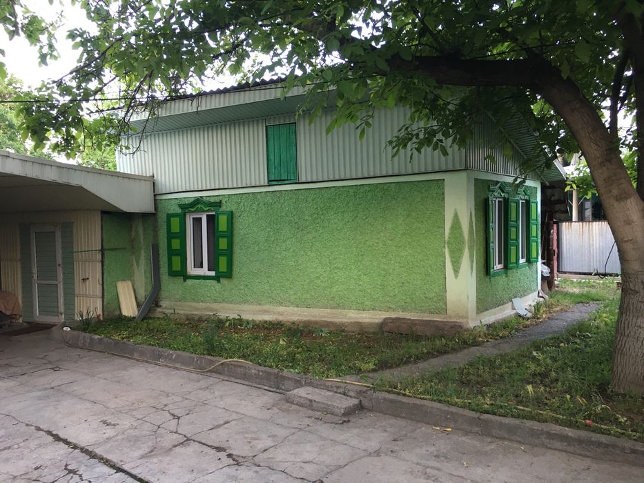 Домик, в Каскелене, рядом два магазина.