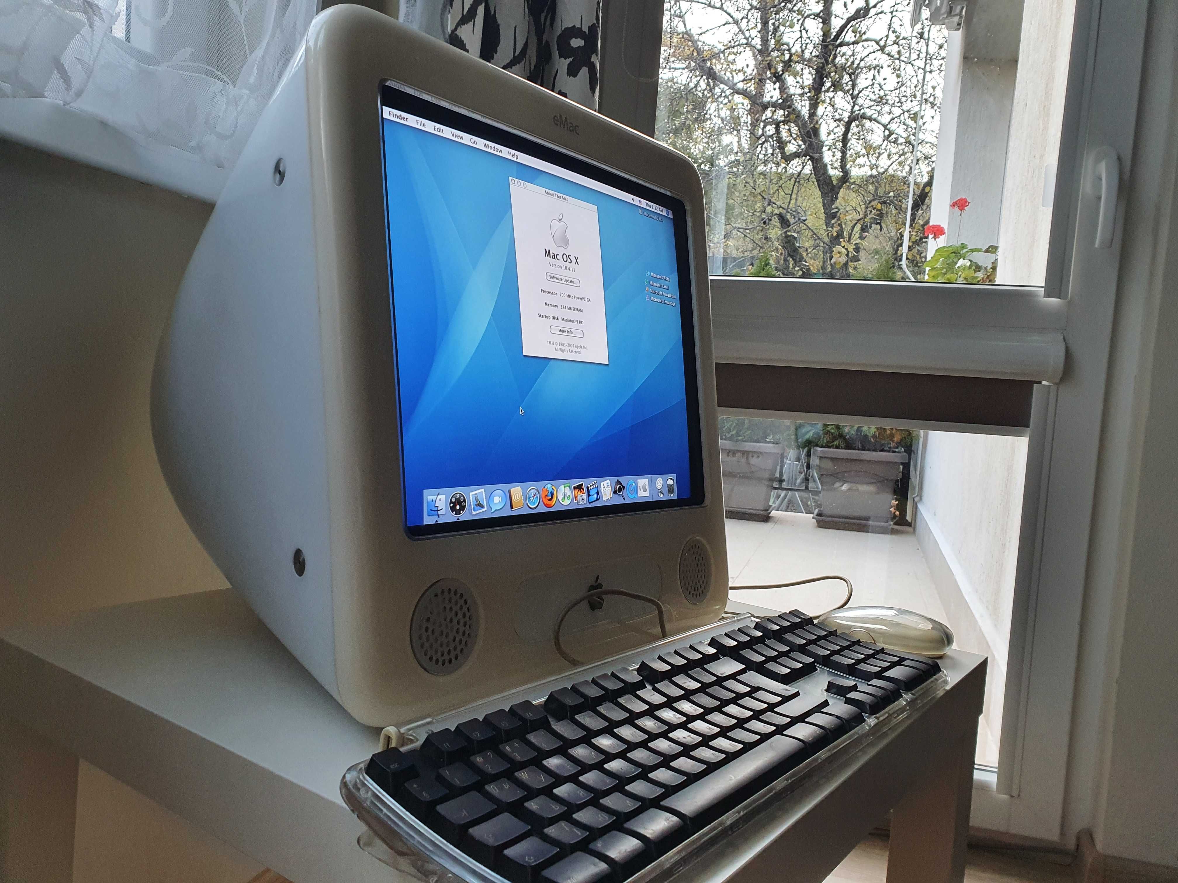 Apple eMac G4 колекционерски компютър, пълен комплект