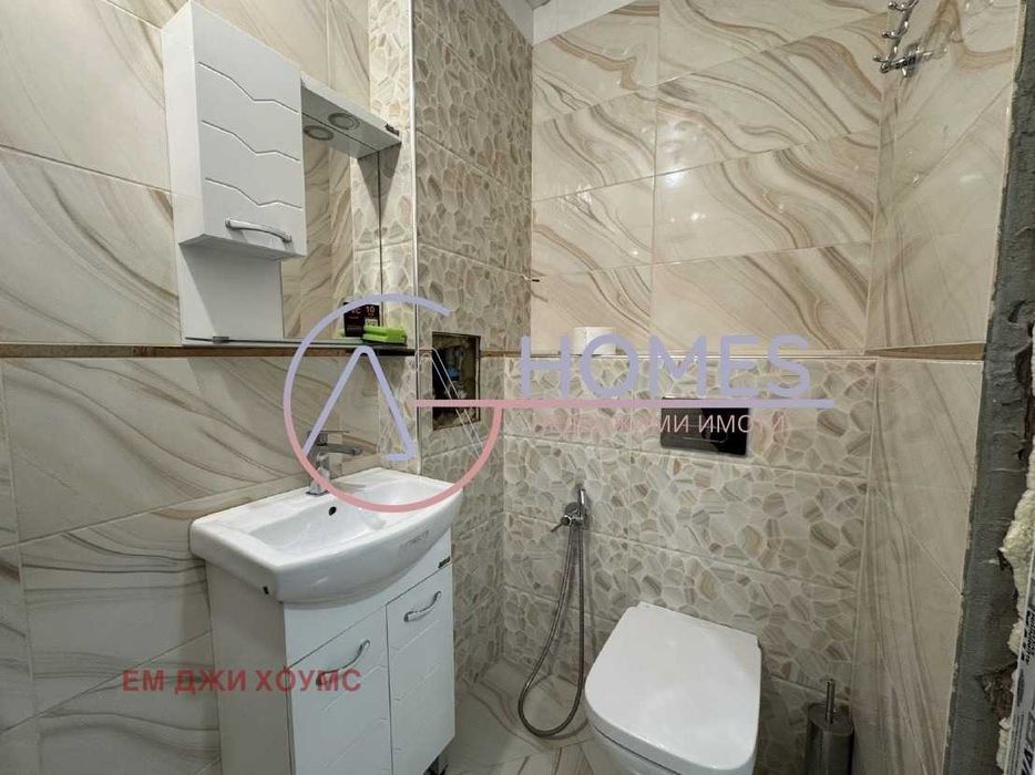 Продава се тристаен апартамент, преустроен от двустаен в ж.к.Надежда 4