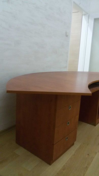 Бюро поръчково с прибиращ се плот за клавиатура и три чекмеджета