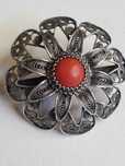Superba brosa vintage argint si coral rosu