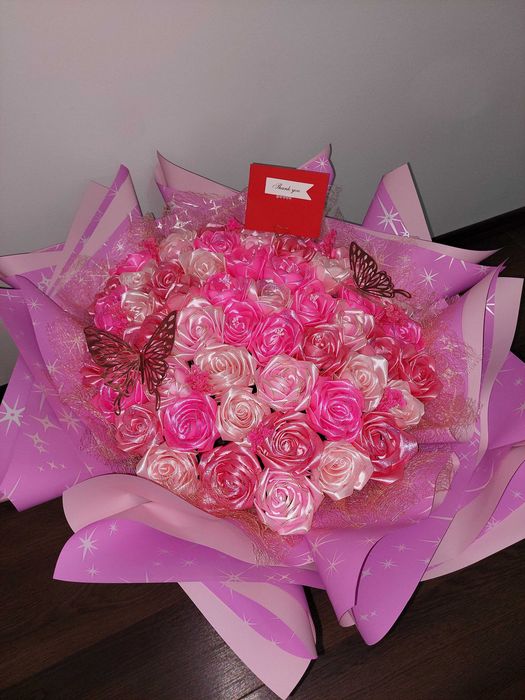 Buchete si aranjamente cu trandafiri din satin sau sapun