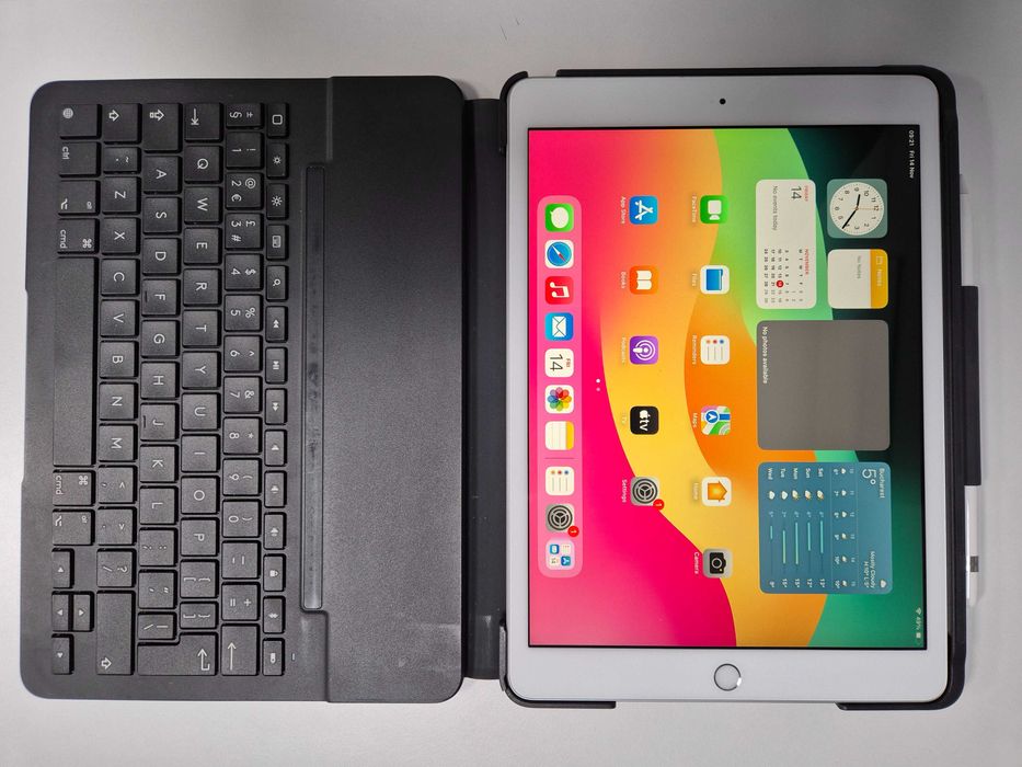 Ocazie! Apple iPad 2020, generația 7 + keyboard