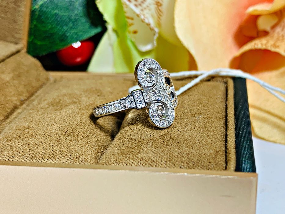 Золотое кольцо с бриллиантами модели Tiffany & Co