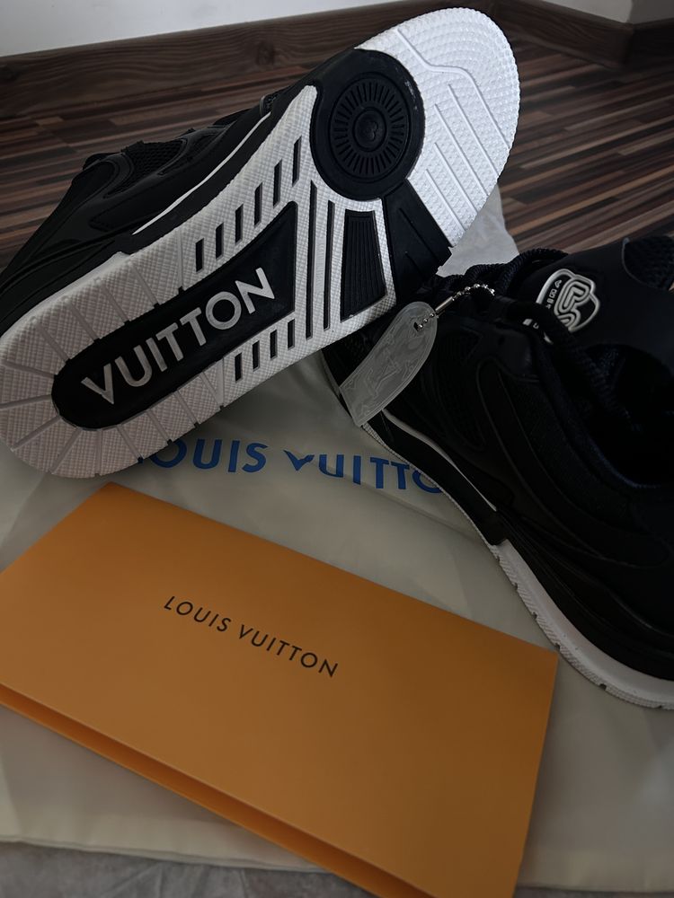 Lv skate black and white
