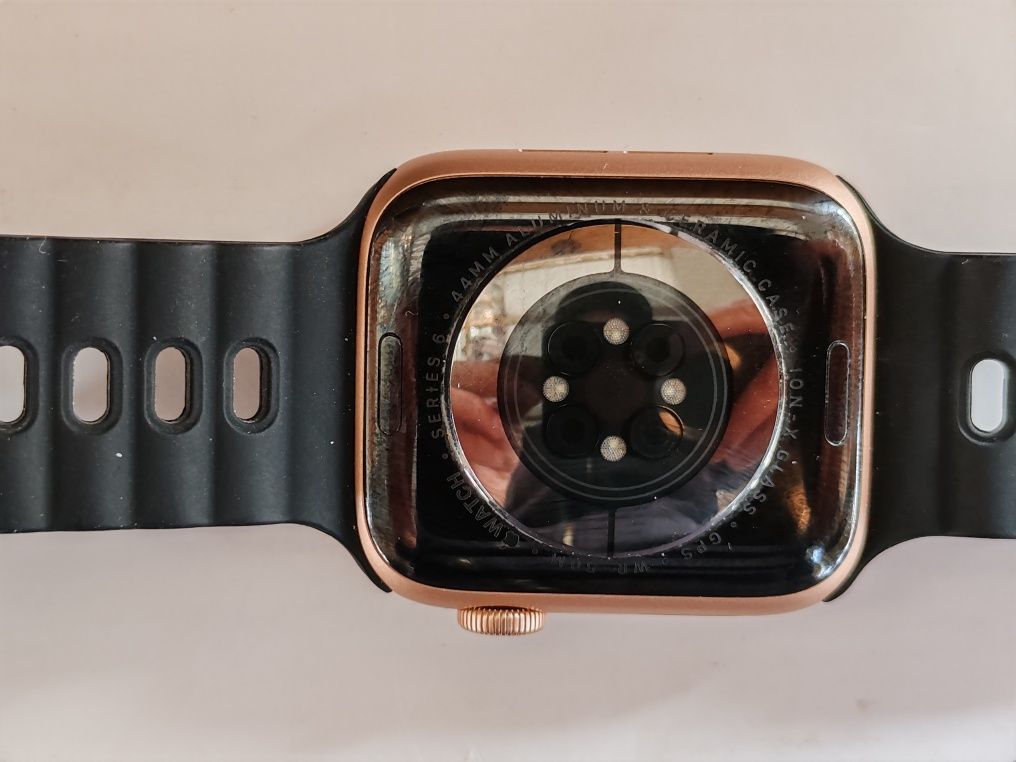 Продаю iwatch series 6. 44 mm в хорошем состоянии