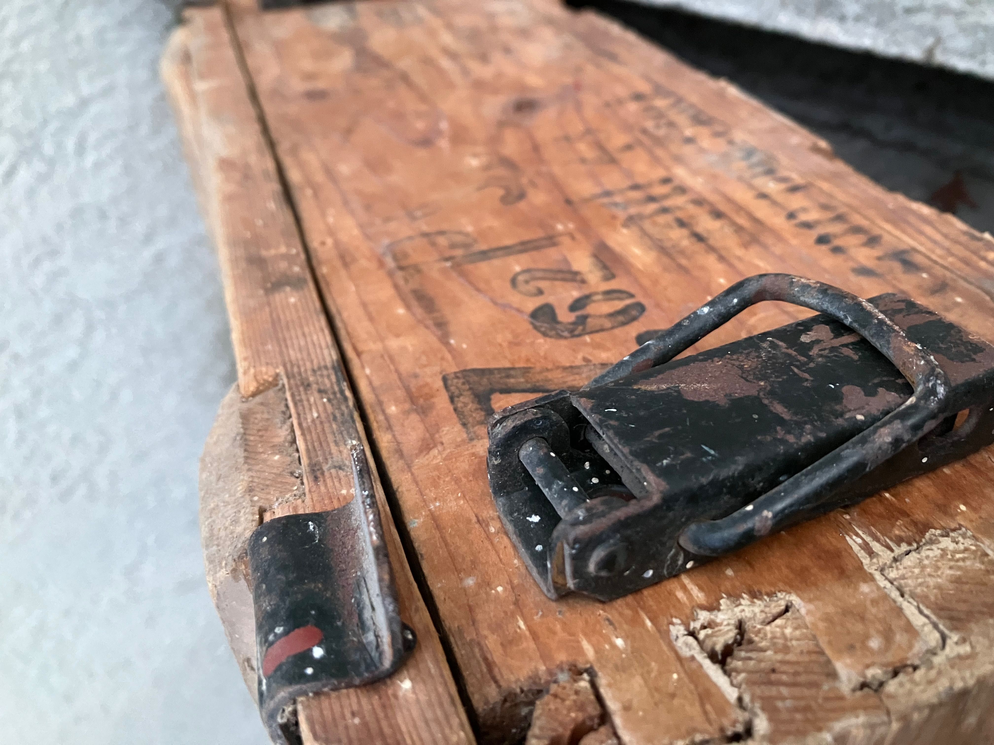 Lada lemn veche cu patina