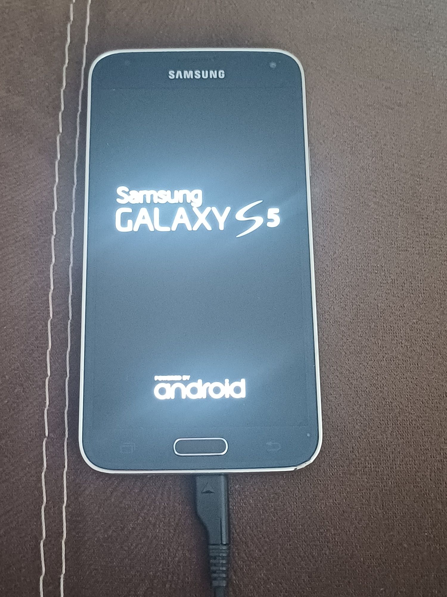 Продавам два работещи телефона,единия е със зарядно 
SAMSUNG  GALAXY S