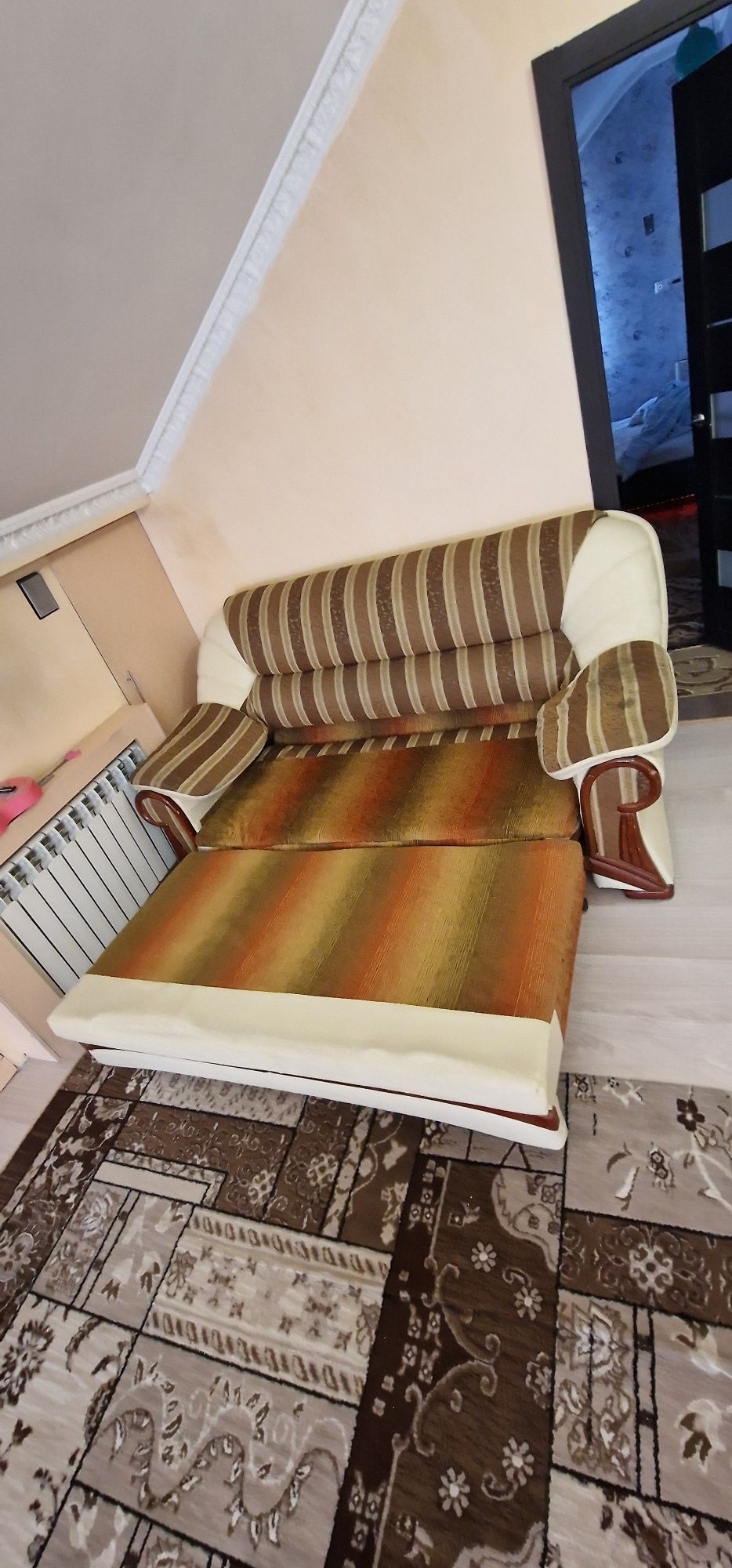 Продам диван 200×100 сложанный и  ракладывается 200 длина и ширина 150