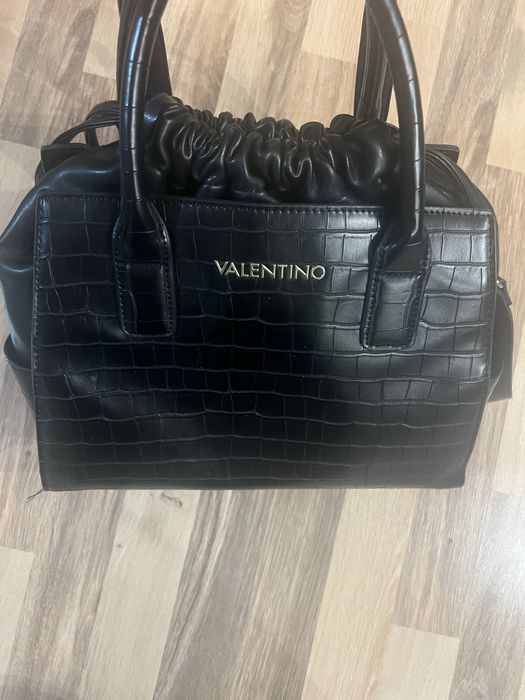 Чанта на марката Valentino