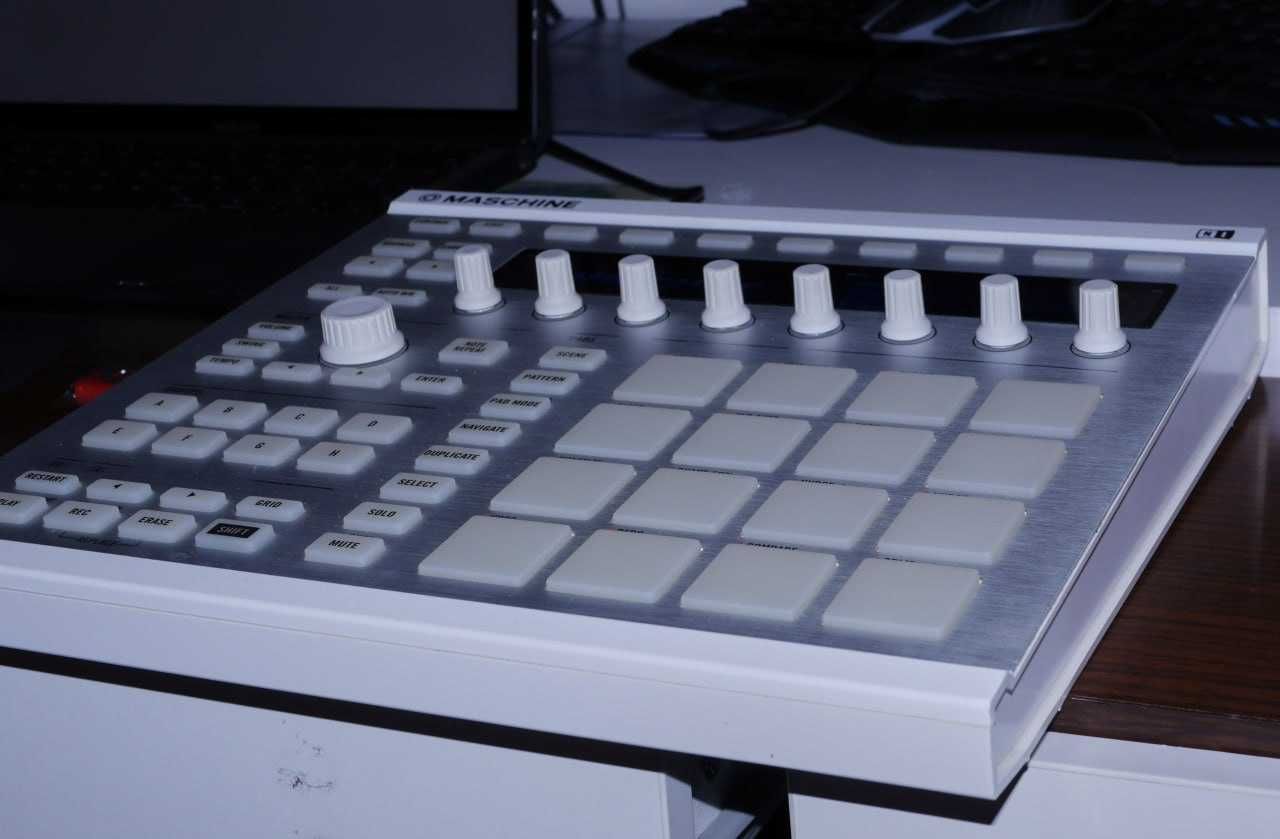 Maschine mk2, Controller,  Groovebox, Drum machine.