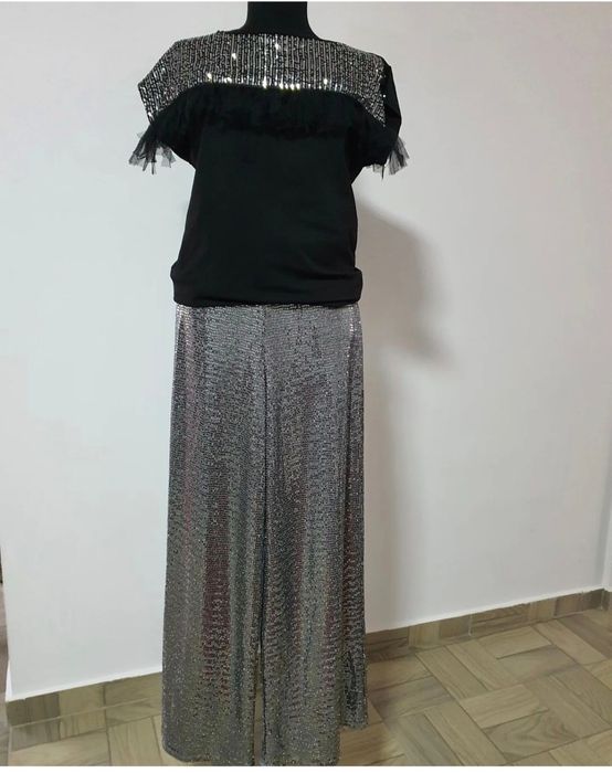 Pantaloni argintii cu paiete, pentru ocazii speciale;