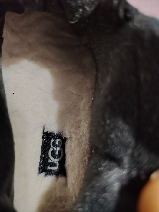 Vând ghetuțe UGG Nr 22, îmblănite cu lână naturala
