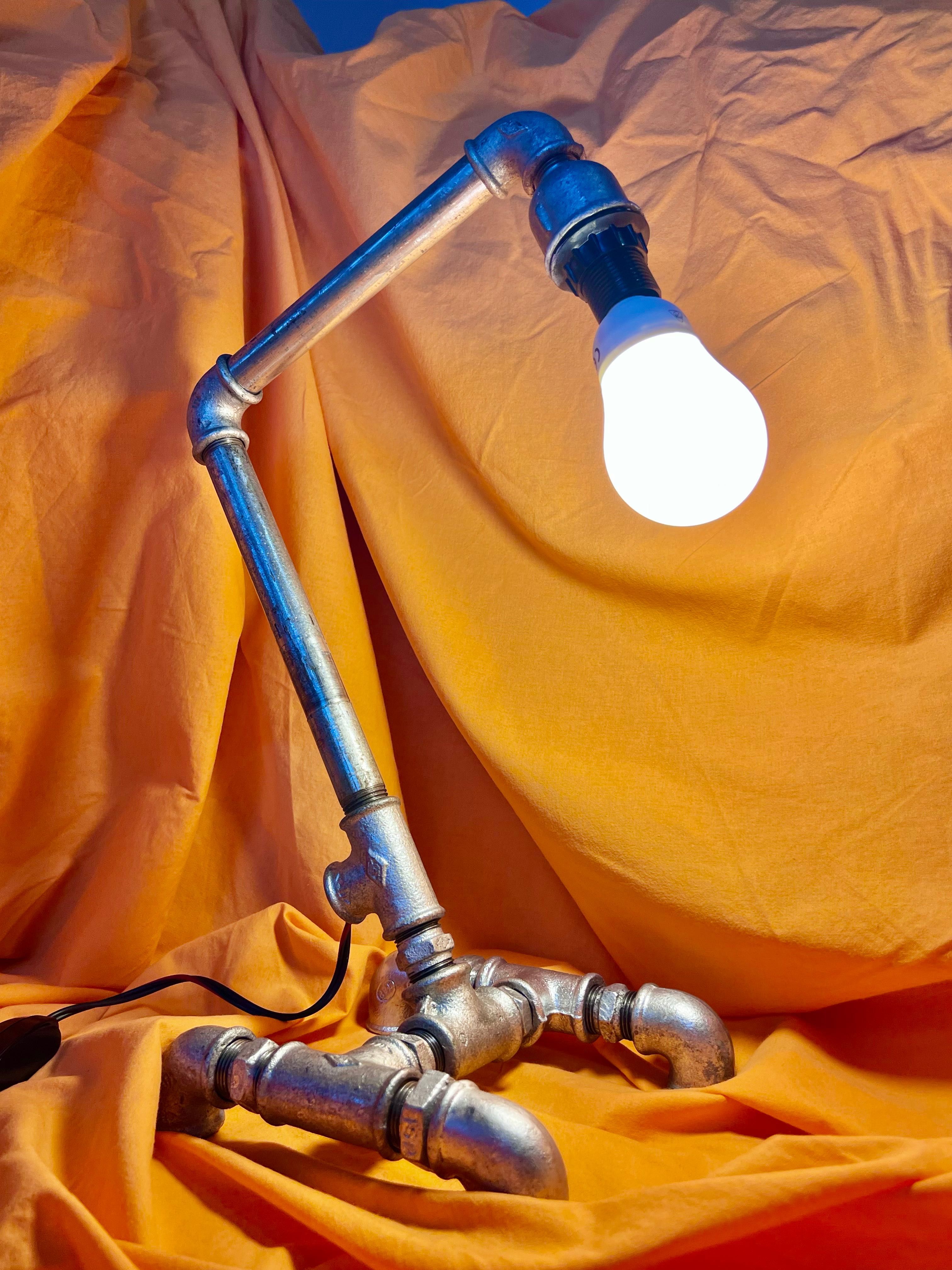 Ръчно направена лампа от тръби