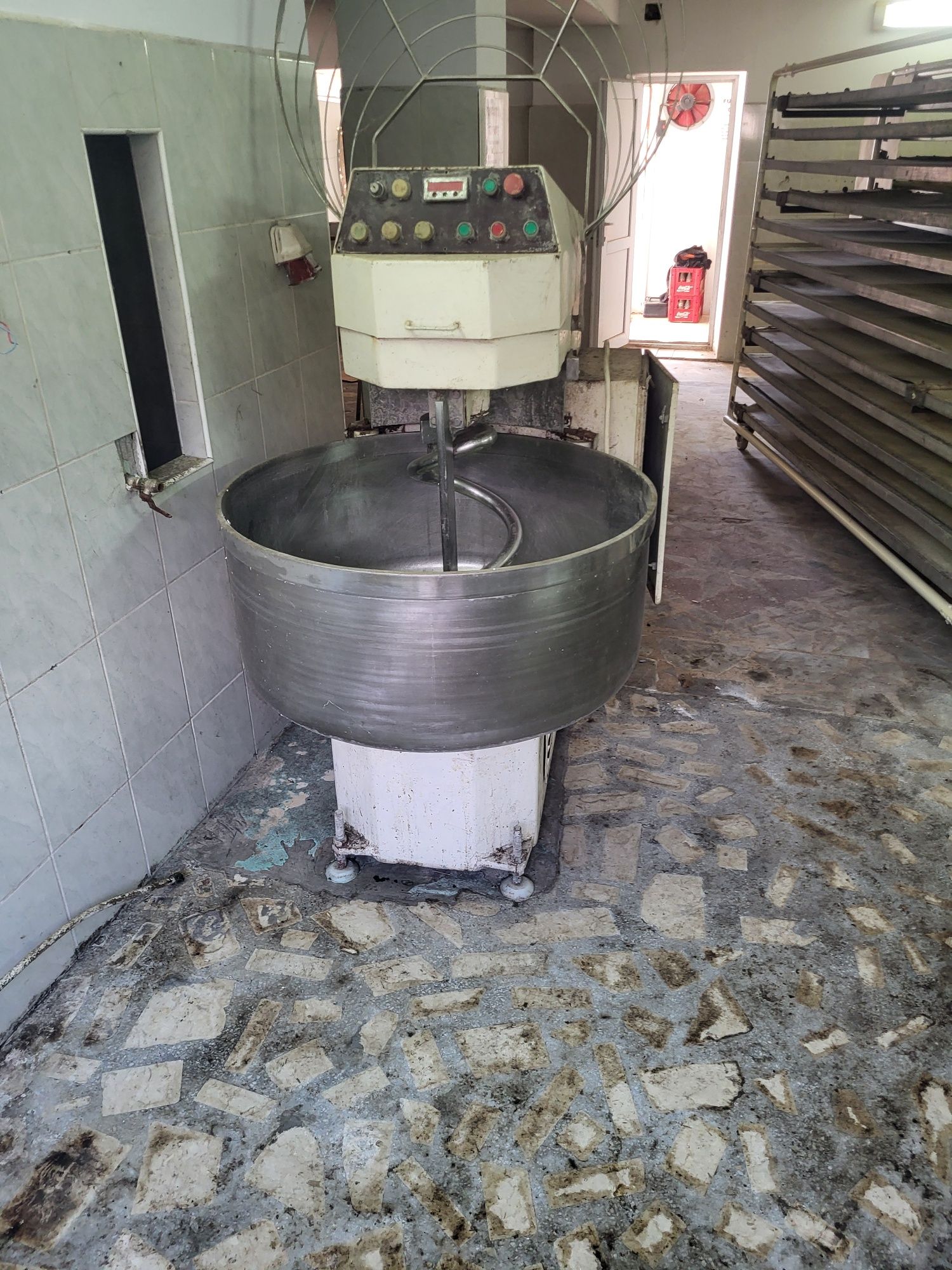 Utilaje brutarie  Panacoade,lăzi, tăvi, malaxor.