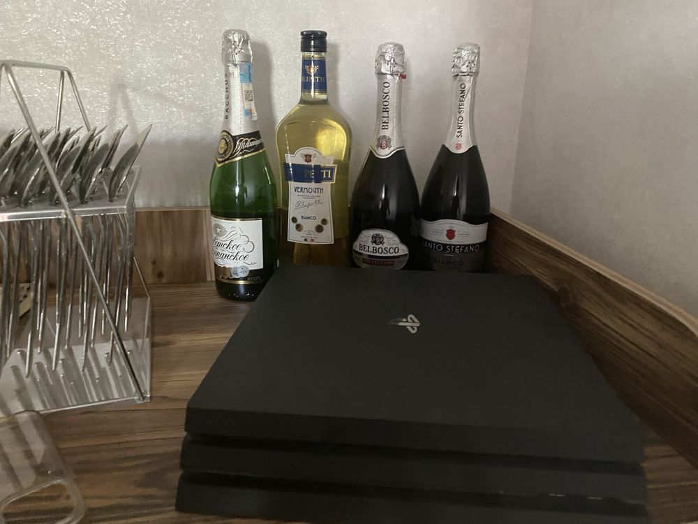 Playstation 4pro 1TB в идеальном состояний.